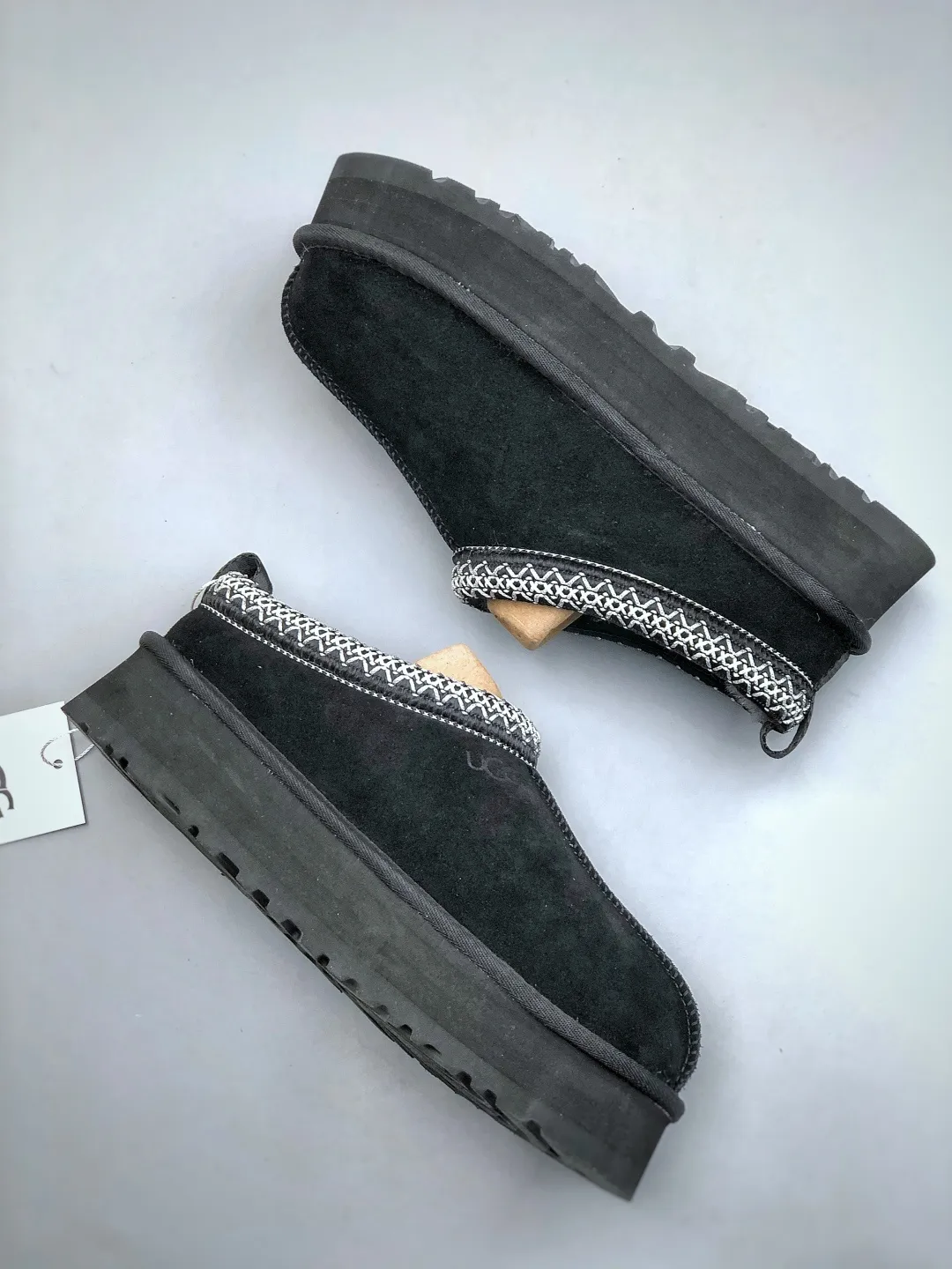 Local self-pickup💰560 supports store placement. The top version on the market. UGG Tazz ethnic style thick-soled women's model. Xiaohongshu's hot model. Produced by a major foreign trade factory in Guangzhou. From toe to insole, genuine sheep fur. Independent outer box packaging. Chip. With waterproof technology. Differentiating from any version on the market. 5cm thick sole. Independently developed original outsole. Cashmere insole. Keep warm when going out in winter. It is a very suitable choice for home use. In the new year, uug has launched a style series, which is partially biased towards the preferences of young consumers. It has also moved to the forefront of fashion trends. Shoe body material. Water-repellent coated suede upper. 17mm UGGPURE™ implanted wool insole. Lightweight non-slip and comfortable rubber outsole. With brand LOGO. With full packaging. Size: 35-40
